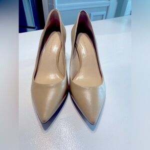 Banana Republic nude colored heels size 7 1/2. In very good condition.